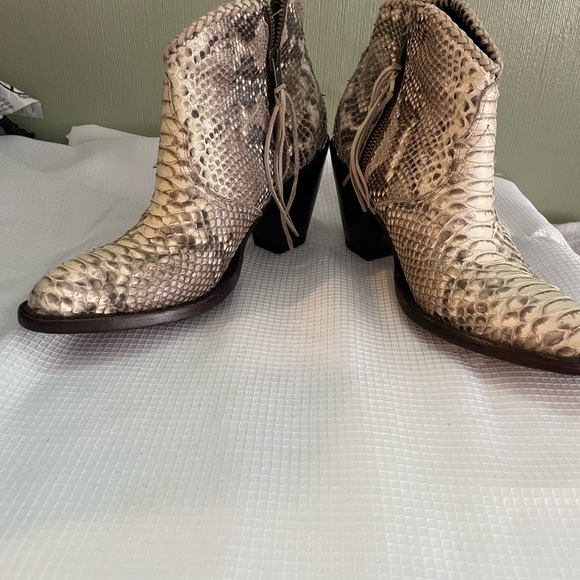 Elegant Snakeskin Pattern Ankle Boots - Picture 9 of 9